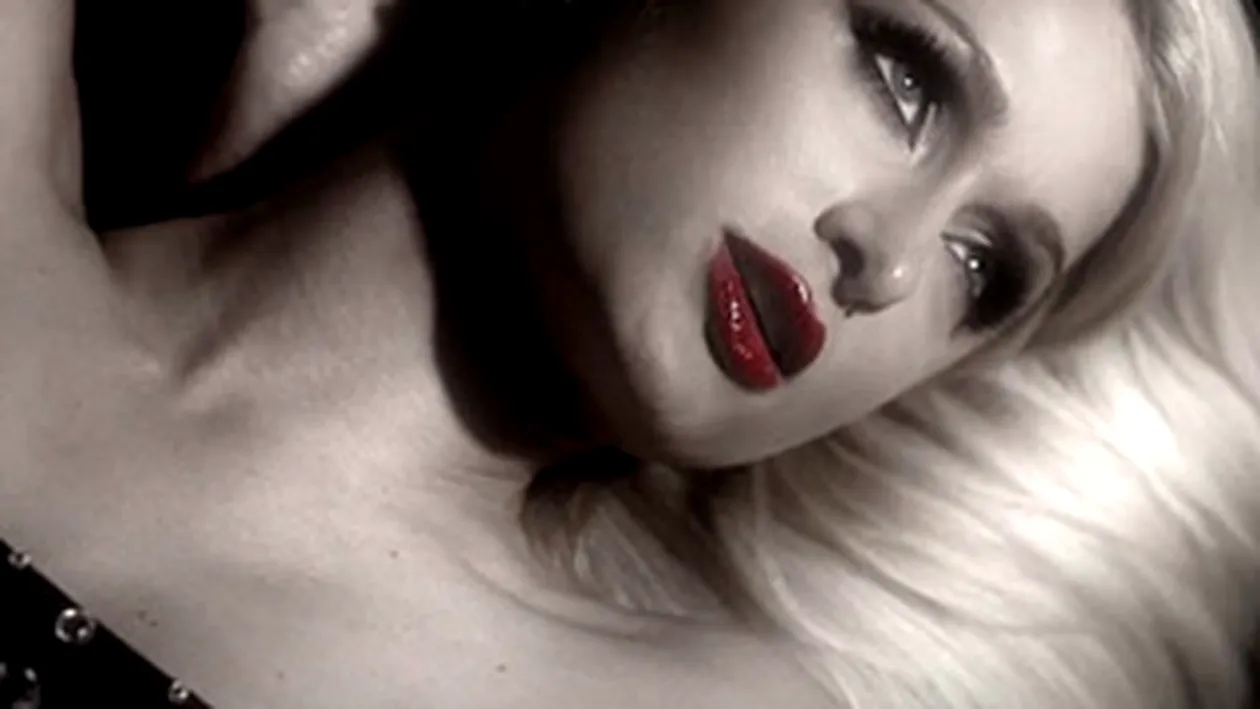 VIDEO Cat de beat sa fii sa crezi ca Paris Hilton poate sa cante?! Chiar blonda are dubii, in noua ei piesa, Drunk Text!