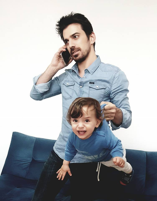 Tuncay s-a pozat alături de un copil şi i-a anunţat pe fani: „Mă pregătesc să fiu tătic”