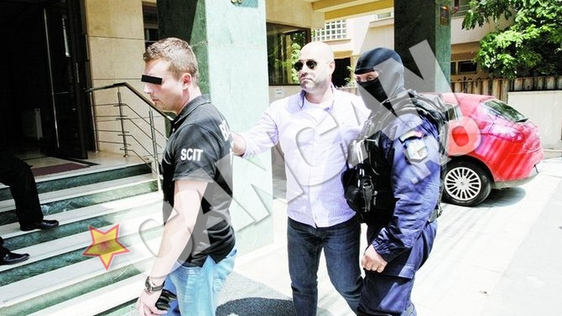 Fostul iubit al Ginei Pistol adus la Tribunal pentru mandat. Tatal sau l-a intampinat la ieSirea din instituTie
