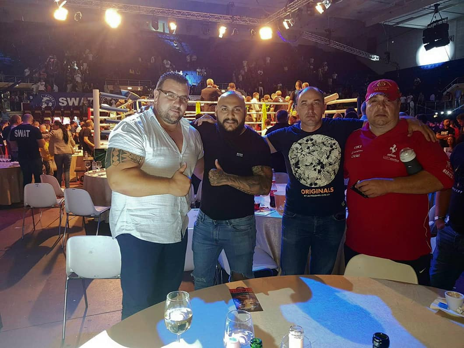 Dani Mocanu și-a tras piscină de plastic, care e “păzită” de lei suflați cu aur! “Regele, la o mică relaxare”