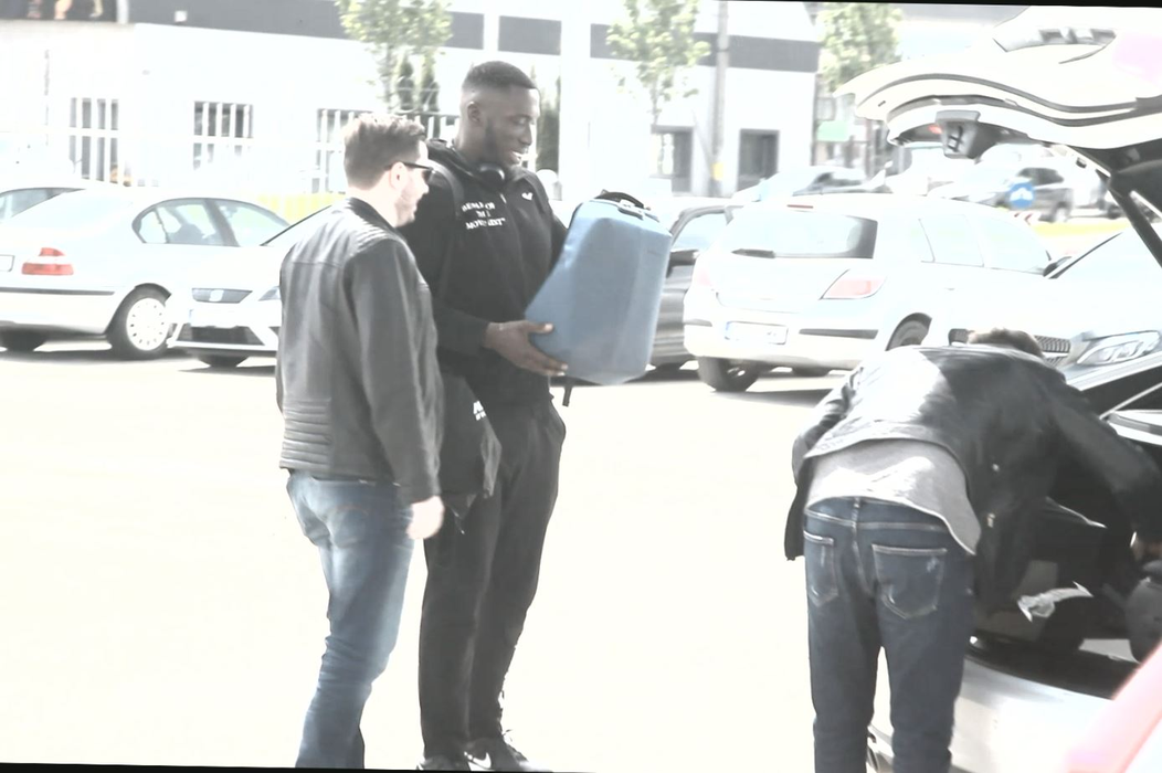Sam a ajuns în România cu un rucsăcel și un geamantan