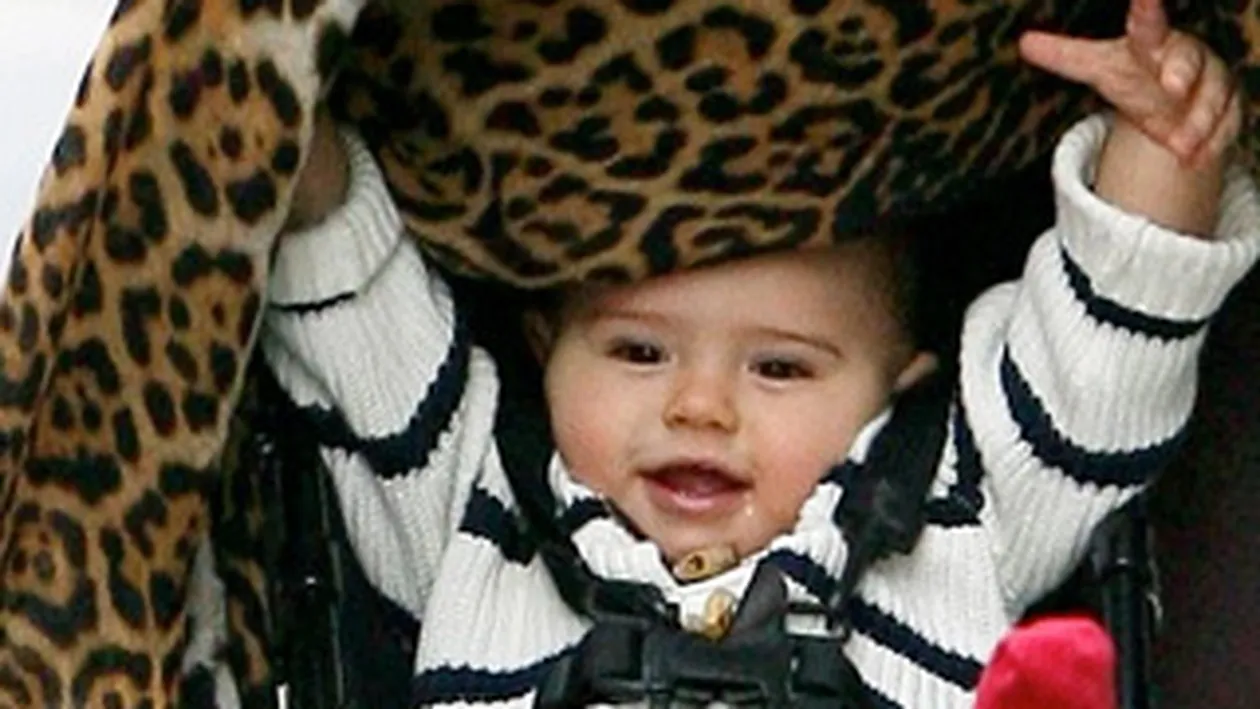 Cucu-bau! Bebelusul lui Orlando Bloom, cu chef de joaca in carucior