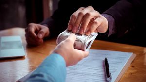 Escrocheria care te lasă fără banii înainte de Paște! Atenție la acești infractori, să nu le cădeți în plasă, pe stradă