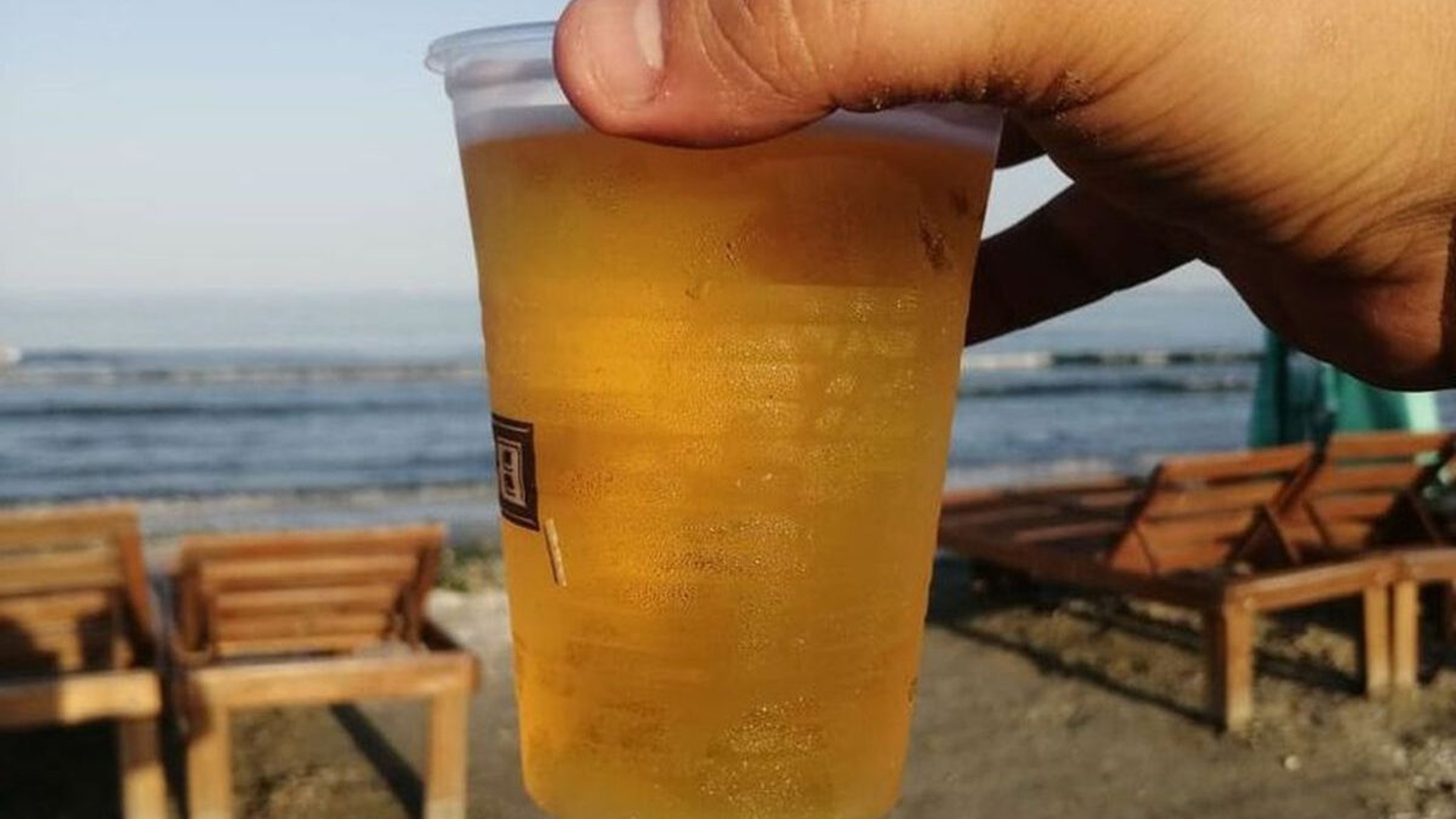 Mai scump ca în Mamaia! Cât costă o bere la draft pe plaja 3 Papuci din Constanța. O simplă cafea e 21 de lei!