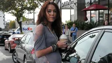 Un fan de 14 ani al lui Miley Cyrus, arestat! Se plimba pe langa casa artistei!