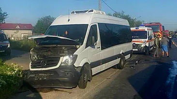 A fost activat Planul Roșu! Accident între un autoturism şi un microbuz pe DN71
