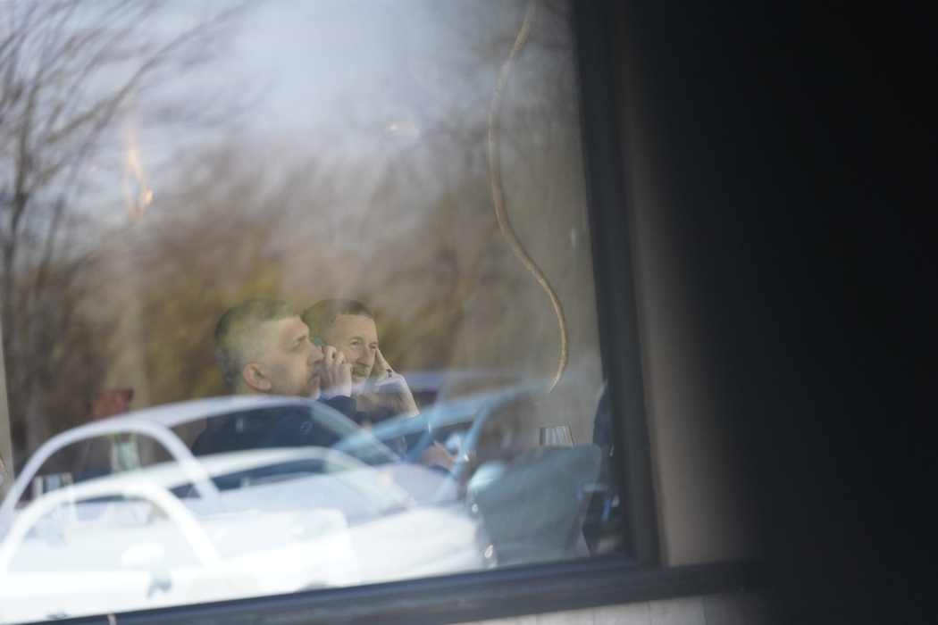 Mihai Stoica vorbește la telefon, în timp ce Marius Ianuli așteaptă, nerăbdător, să termine conversația (Foto: CANCAN.RO)