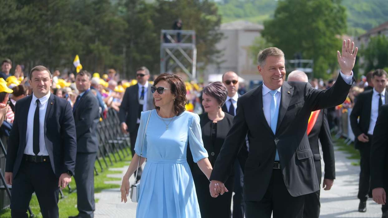 Nu o recunoști! Cum arăta Carmen Iohannis în tinereţe! În copilărie, Prima Doamnă a luat lecții de balet și de pian