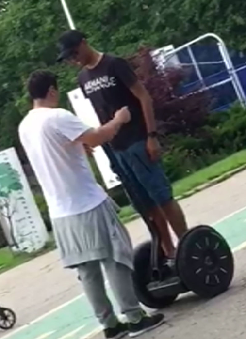 Urcat pe segway, Rivaldinho ascultă conştiincios indicaţiile instructorului