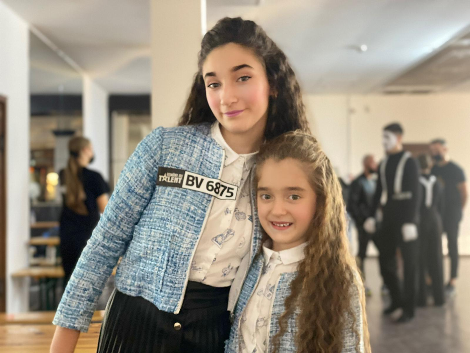 Surorile Anne Marie și Sophia vor urca pe scena de la ”Românii au Talent”