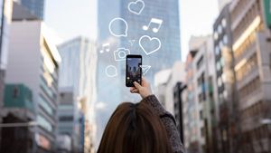 Influencerița care a mințit că suferă de o boală nemiloasă pentru a primi bani a fost prinsă. Cum a fost dată de gol