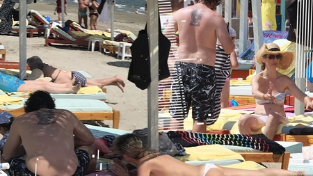 Soția celebrului chef din Antenă a renunțat la sutien pe plajă + și-a etalat posteriorul erotic