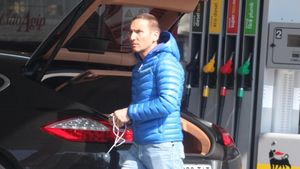 Milionarul Tatoiu a strans din dinti si a mers cu copilul in oras. Vezi ce a patit afaceristul