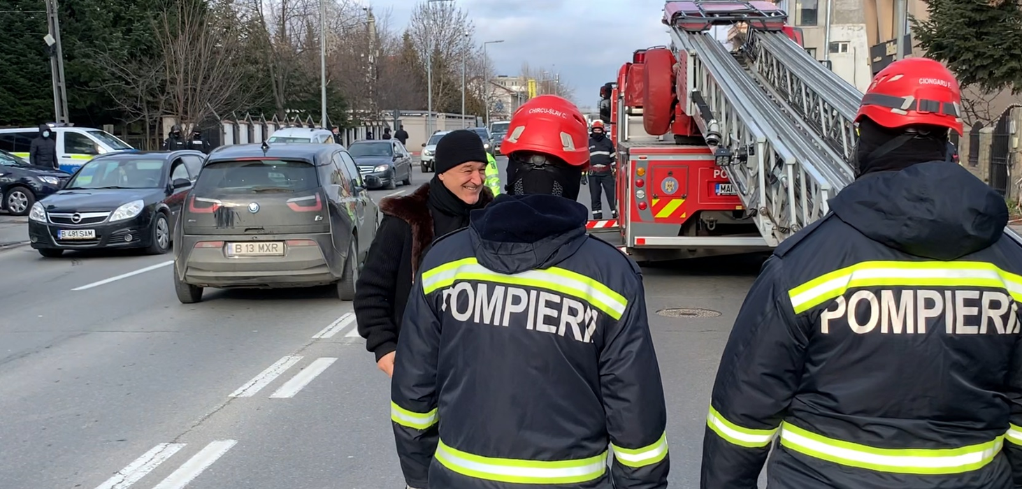 Gigi becali stă de vorbă cu pompierii chemați la fața locului (Foto: CANCAN.RO)
