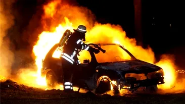 O fată de 18 ani a ars de vie în urma unui accident produs în Prahova. Doi bărbați au reușit să se salveze în ultimele clipe
