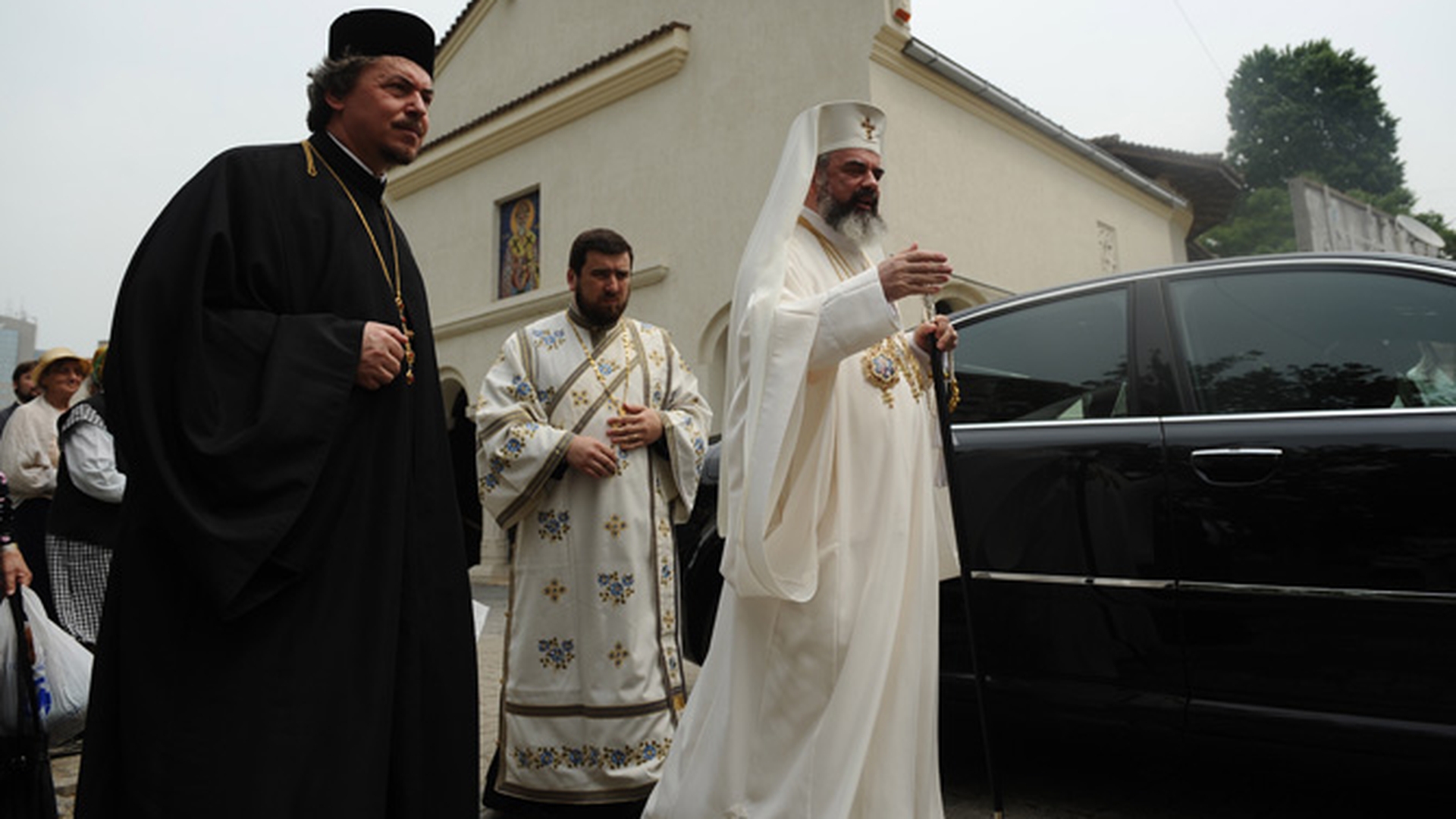 SMURD-ul chemat pentru Patriarhul Daniel! I s-a facut rau la o biserica din Mizil