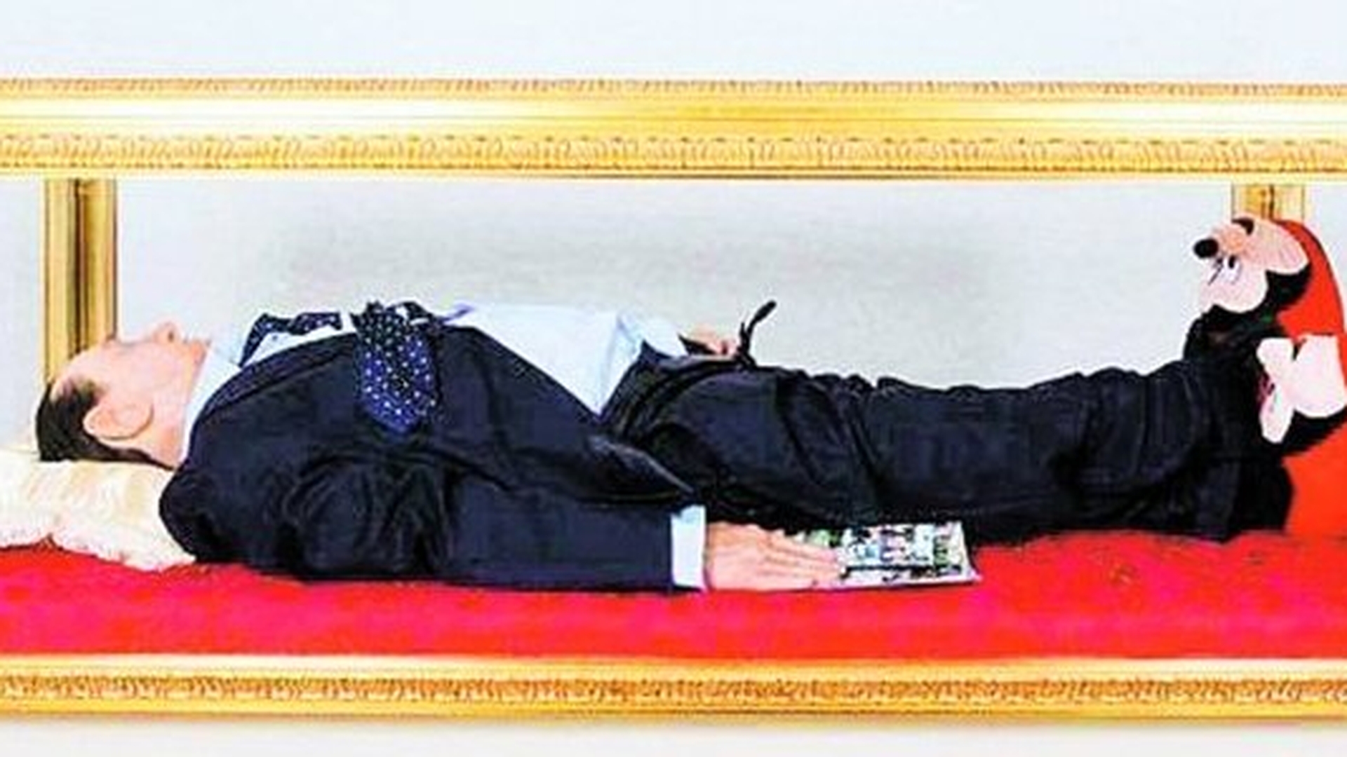 Fostul premier italian, caricaturizat de doi artisti. Berlusconi, mort