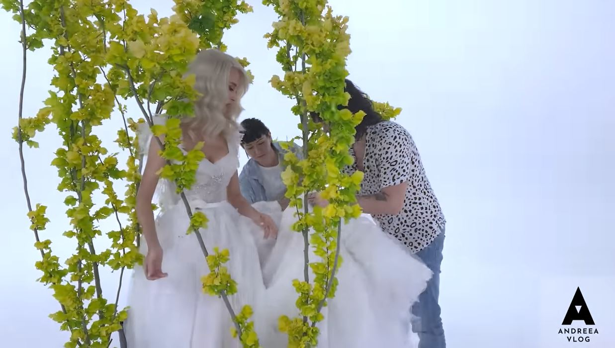 Andreea Bălan a dezvăluit motivul pentru care a purtat rochia de mireasă de la nunta cu George Burcea în clipul noului single: “A fost foarte greu…”