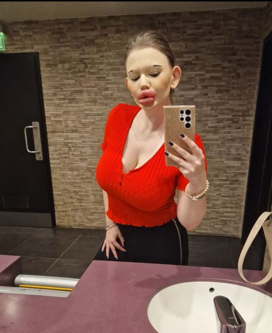 Andrea Emilova Ivanova vrea să aibă cea mai mare bărbie. Sursă foto: Instagram