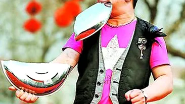 A rupt cu dintii un castron de inox