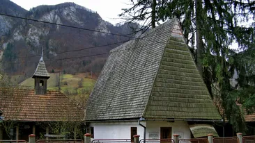 Casa memorială Avram Iancu din Târgu Mureş, mâzgălită cu mesaje obscene, care se încheie cu urarea Trăiască Ungaria