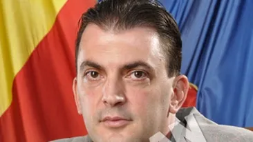 Liberalii au iesit la deszapezire! Au pus mana pe lopeti si au curatat statiile de autobuz si de tramvai din sectorul 6