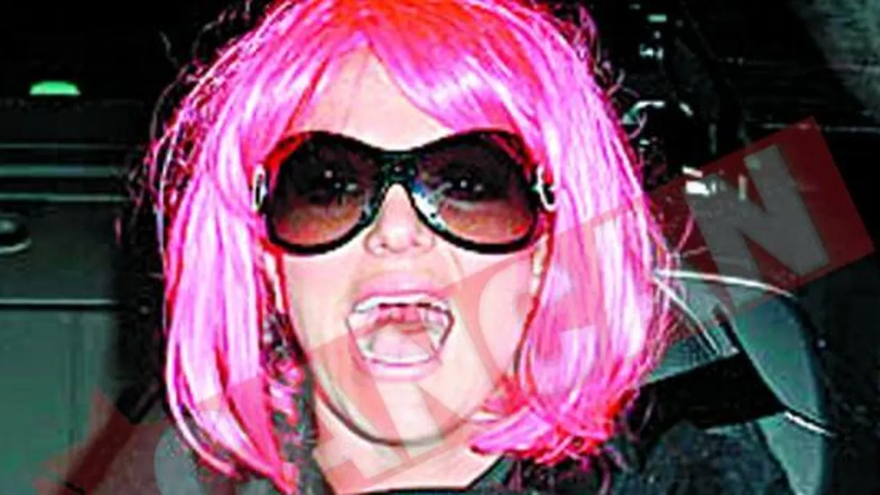 Jamie Lee Curtis si-a pus peruca roz