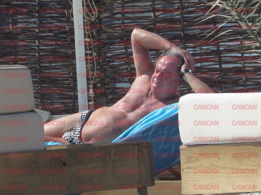 Vasile Blaga, relaxat pe plajă, cu 