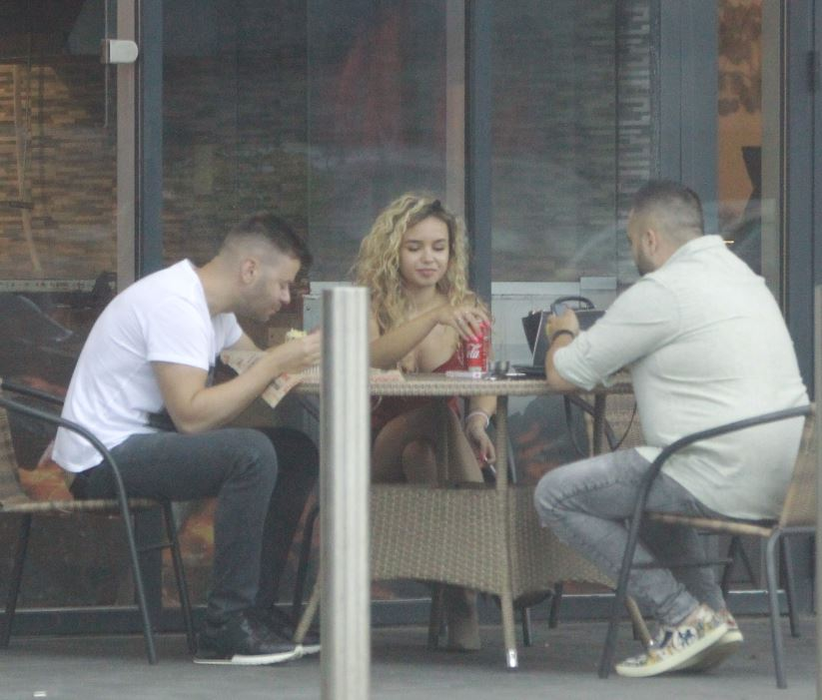 Bogdan Căpușan (stânga), alături de Carla și de un bun prieten, Sebi