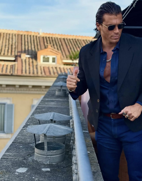 Cum arată casa spectaculoasă a lui Can Yaman din Italia, cu piscină infinity? Imagini rare