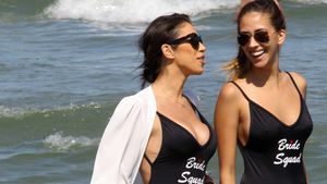 RALUCA PASTRAMĂ a plecat singurică la mare şi a făcut senzaţie! S-a aplecat, a tras de slip şi... Bărbaţii din jur au reacţionat INSTANTANEU!