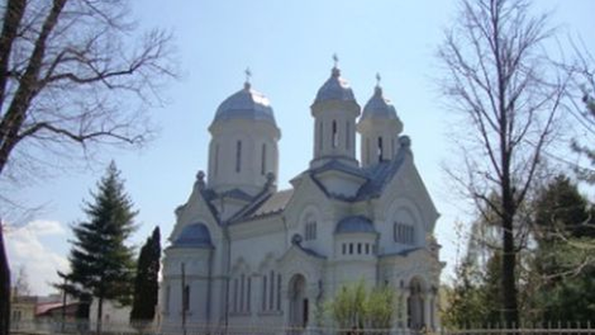 Un bărbat din județul Vrancea a căzut de pe acoperișul unei biserici