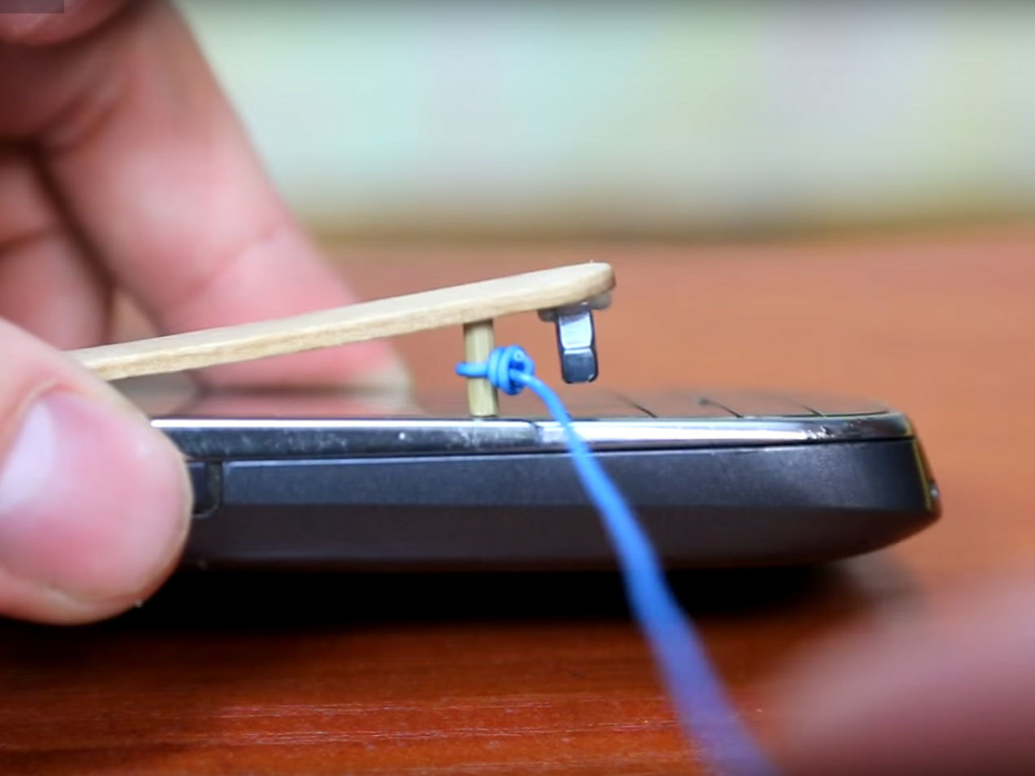 VIDEO. Cum să-ţi faci o alarmă pentru locuinţă folosind un simplu telefon. Este uimitor de SIMPLU!