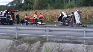 ULTIMA ORA! Accident teribil in Falticeni! Un mort si cinci raniti dupa ce un microbuz a intrat intr-o betoniera