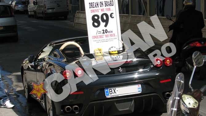 Cel mai smecher roman din Paris! Isi inchiriaza Ferrari-ul luat pe credit cu 89 euro pe 20 de minute, ca sa-si plateasca ratele pentru masina de 200.000 de euro