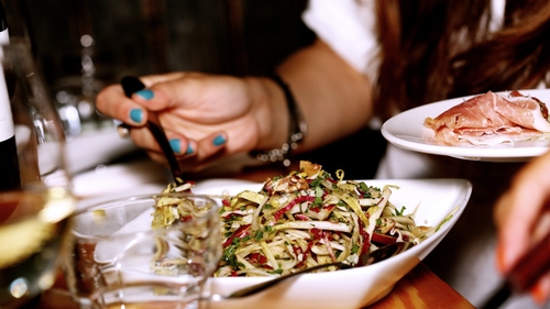 De ce ajunge o porție de mâncare să coste o avere la restaurant. Calculul pe care puțini clienți îl cunosc