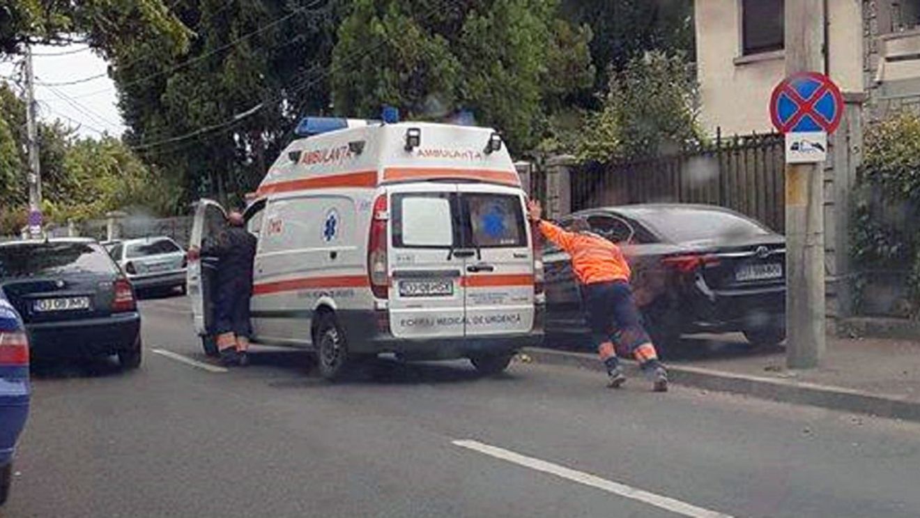 Mașini cu peste un milion de kilometri la bord în Serviciul de Ambulanță Dolj. Echipajele de intervenție rămân frecvent în drum