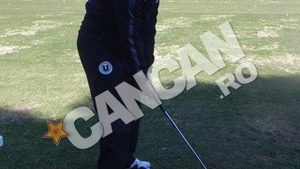Ia uite ce incordat si atent e „printul" Biancai! S-a chinuit sa nimereasca gaura la golf!