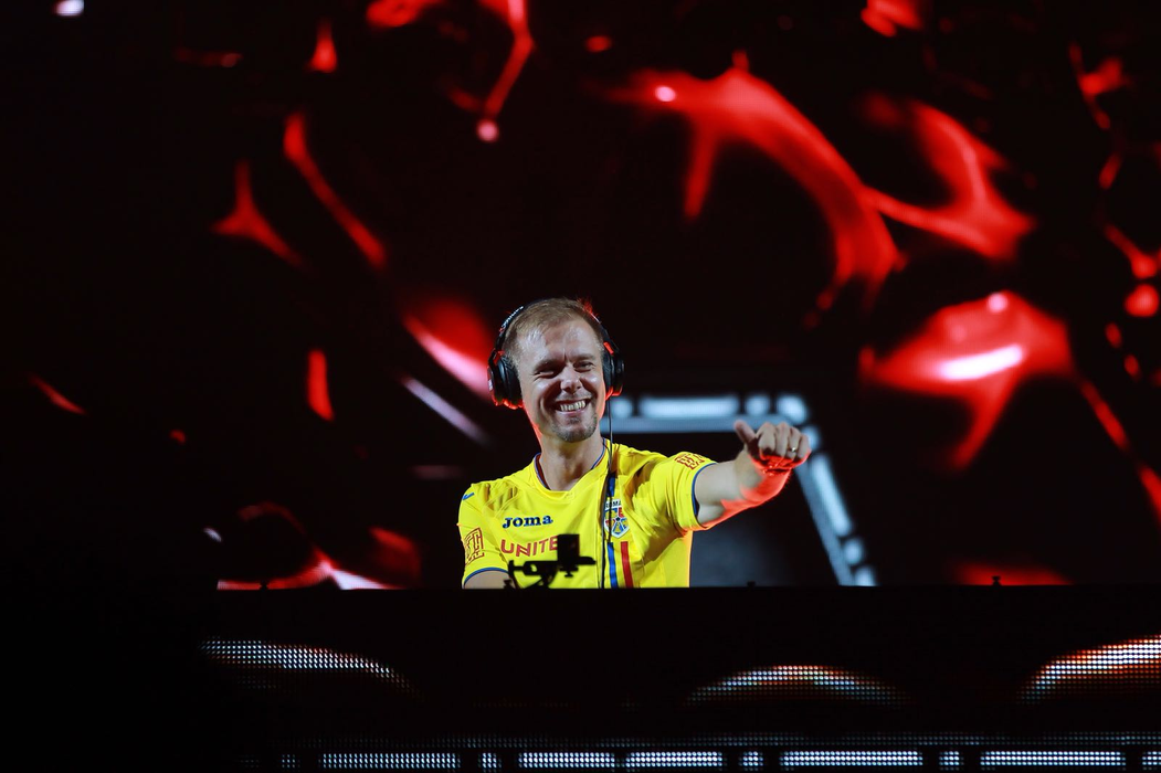 Armin van Buuren a făcut show la UNTOLD până la răsărit! Imagini de senzație cu DJ-ul olandez