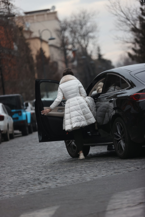 Bianca Drăgușanu a fost nevoită să găsească alt loc de parcare (Foto: CANCAN.RO)
