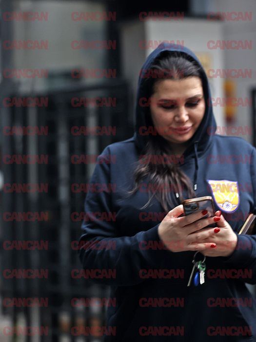 EBA, captivată de telefonul mobil.
