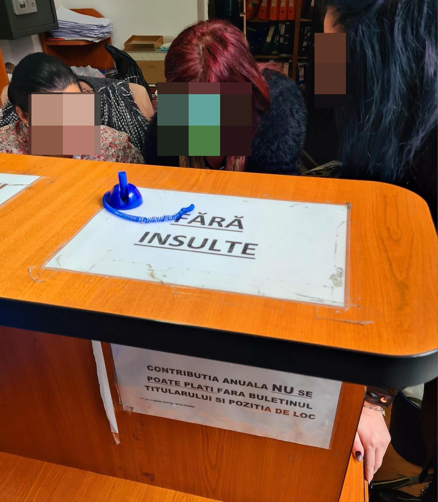 Mesajul ireal care tronează pe biroul administrativ al cimitirului Viișoara din Ploiești. Este imposibil de ratat. „Fără...”