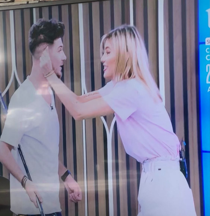 Dovada că asistenta de la „Neatza cu Răzvan și Dani” și Cuza de la „Noaptea Târziu” s-au împăcat! S-au îmbrățișat, în direct, la Tv