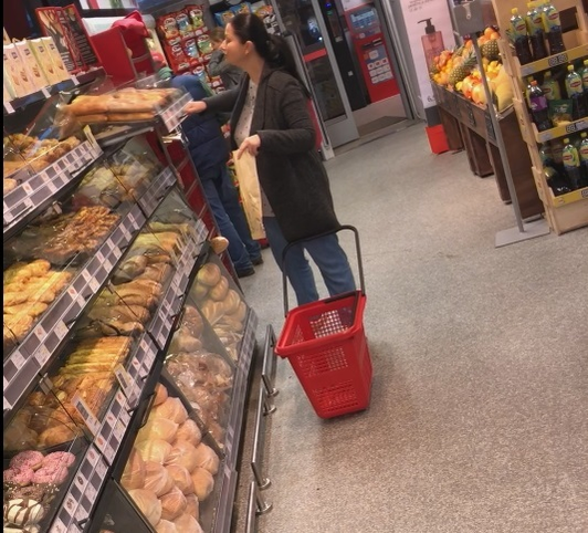 Gabriela Cristea a ”valsat” printre rafturi, bucurându-se la maximum de partida de shopping