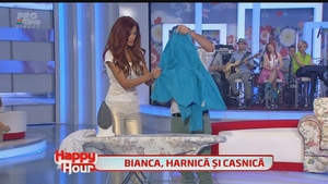 Bianca Drăguşanu, aşa cum n-ai mai văzut-o niciodată: a călcat cămăşi şi a dat cu mătura în platou la "Happy Hour"! Îţi place?