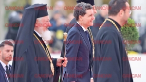 Gestul lui Nicușor Dan în fața mulțimii, când a ajuns la Catedrala Mântuirii Neamului. Președintele României a fost singurul care a făcut asta!