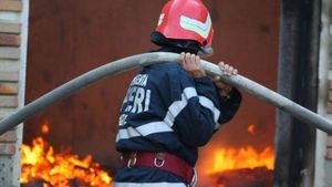 Un mort și mai multe persoane intoxicate cu fum după un incendiu într-un apartament din Bistrița
