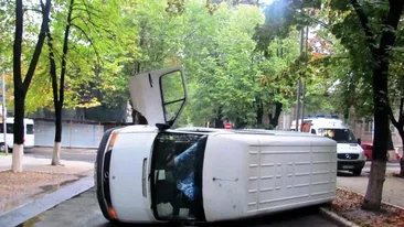 Microbuz răsturnat în Vrancea. Cinci persoane au fost rănite