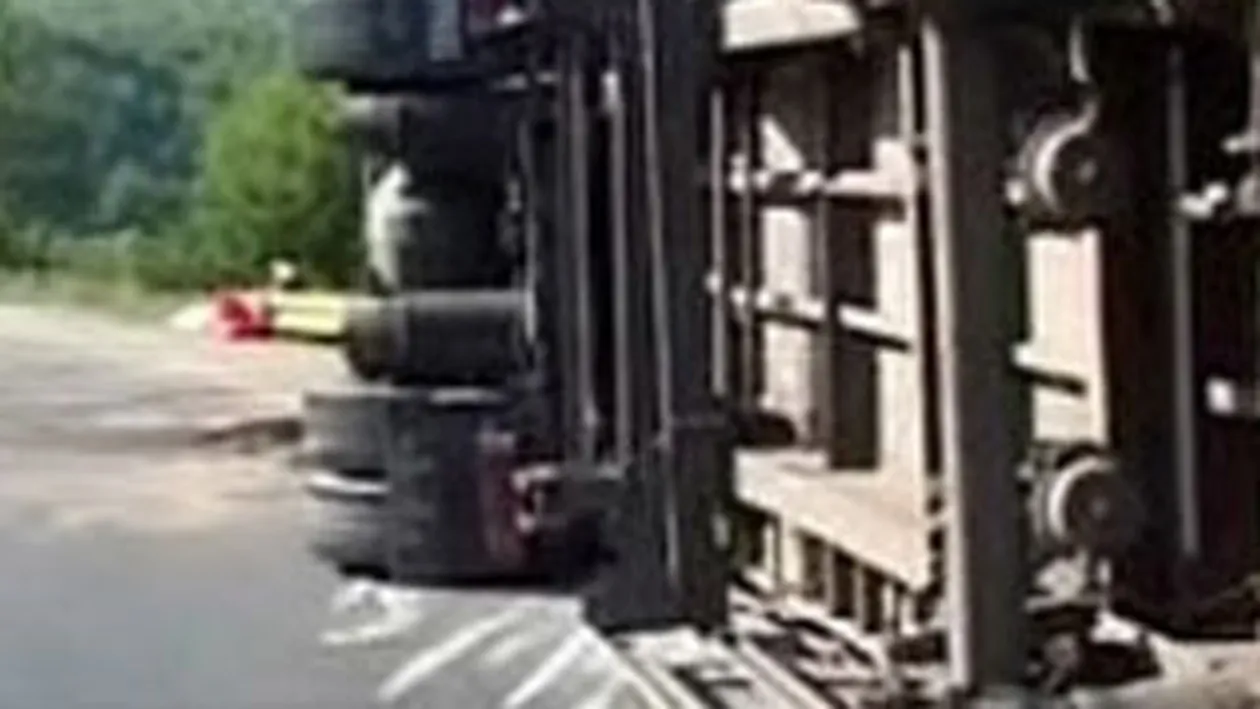 Un TIR incarcat cu clorura ferica s-a rasturnat pe soseaua de centura a municipiului Buzau