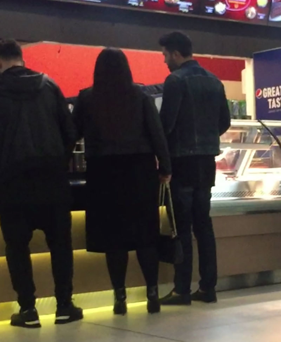 Bianca şi prietenul ei îşi comandă de mâncare